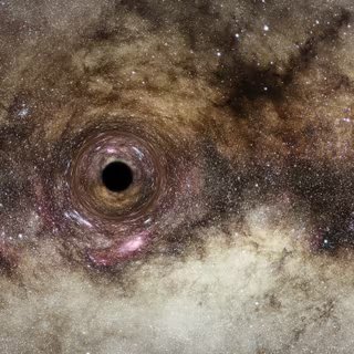 Voici une vue d'artiste d'un trou noir dérivant dans notre Galaxie, la Voie lactée. Le trou noir est le reste écrasé d'une étoile massive qui a explosé en supernova. Le noyau survivant est de plusieurs fois la masse de notre Soleil. Le trou noir piège la lumière en raison de son champ gravitationnel intense. Le trou noir déforme l'espace qui l'entoure, ce qui déforme les images d'étoiles d'arrière-plan alignées presque directement derrière lui. Cet effet de « lentille » gravitationnelle offre la seule preuve révélatrice de l'existence de trous noirs solitaires errant dans notre Galaxie, dont la population pourrait atteindre 100 millions. Le télescope spatial Hubble part à la recherche de ces trous noirs en recherchant la distorsion de la lumière des étoiles lorsque les trous noirs dérivent devant les étoiles de fond. © ESA, Hubble, Digitized Sky Survey, Nick Risinger (skysurvey.org), N. Bartmann